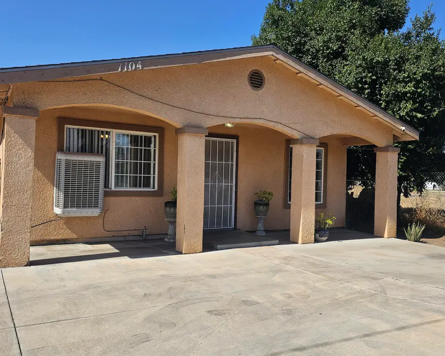 1104 W Westfield Avenue, Porterville, CA 93257 - #3