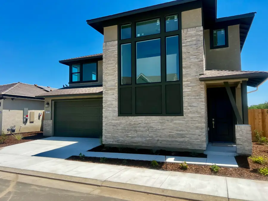 1023 Madrid Avenue, Tulare, CA 93274 - #2