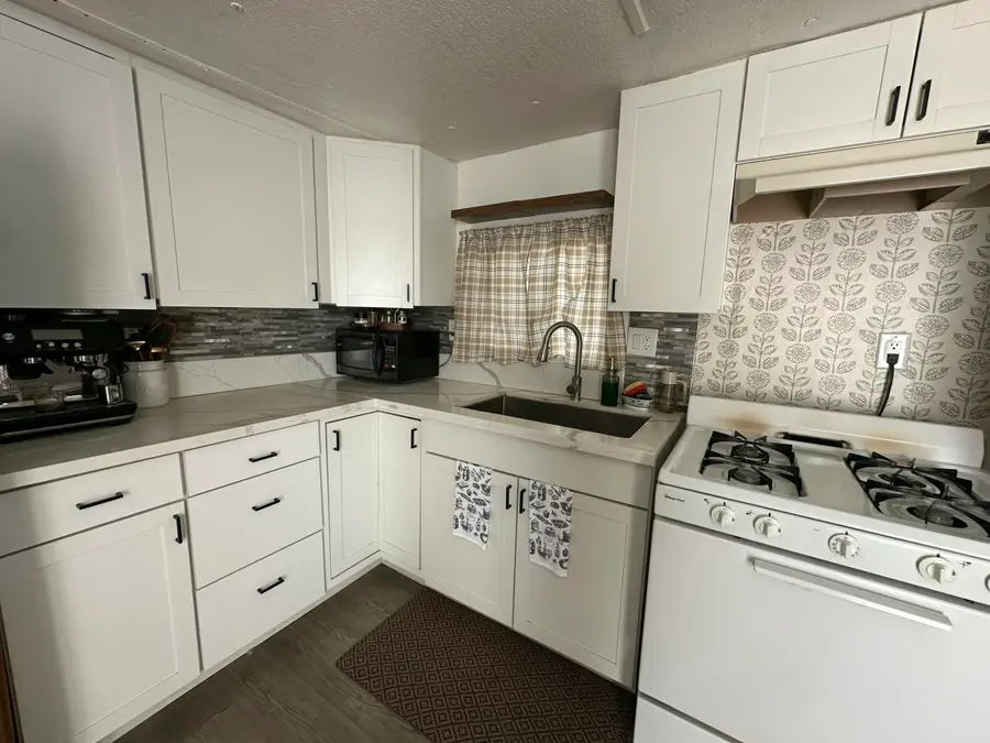 560 W Pleasant Avenue #8, Tulare, CA 93274 - #2
