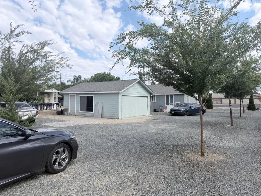 2272 W Henderson Avenue, Porterville, CA 93257 - #3