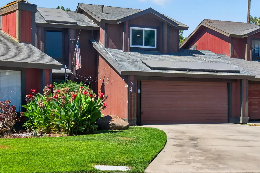 924 E Oakridge Avenue, Visalia, CA 93292 - #2