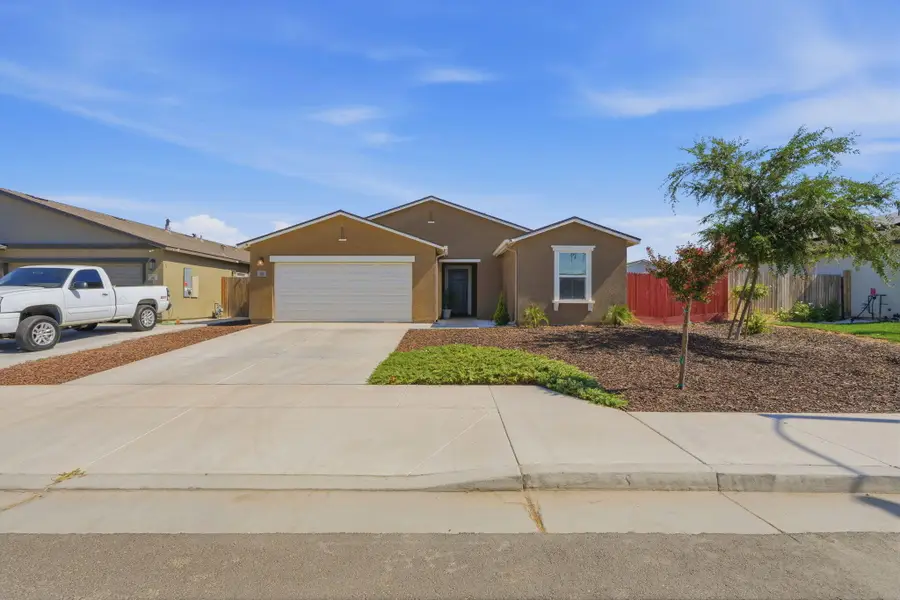 562 W Greenwood Avenue, Woodlake, CA 93286 - #2