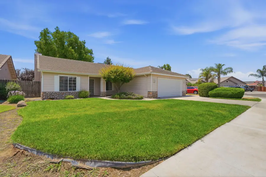 1751 W Lloyd Avenue, Porterville, CA 93257 - #2