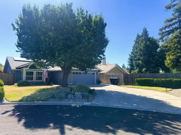 900 N Oakwood Court, Visalia, CA 93291