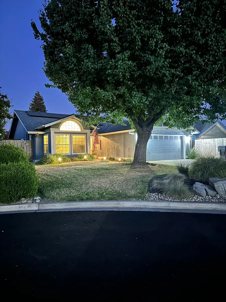 900 N Oakwood Court, Visalia, CA 93291 - #2