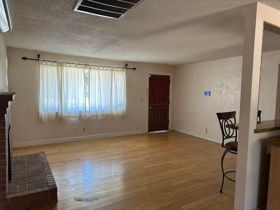 1076 E Mountain View Avenue, Porterville, CA 93257 - #3