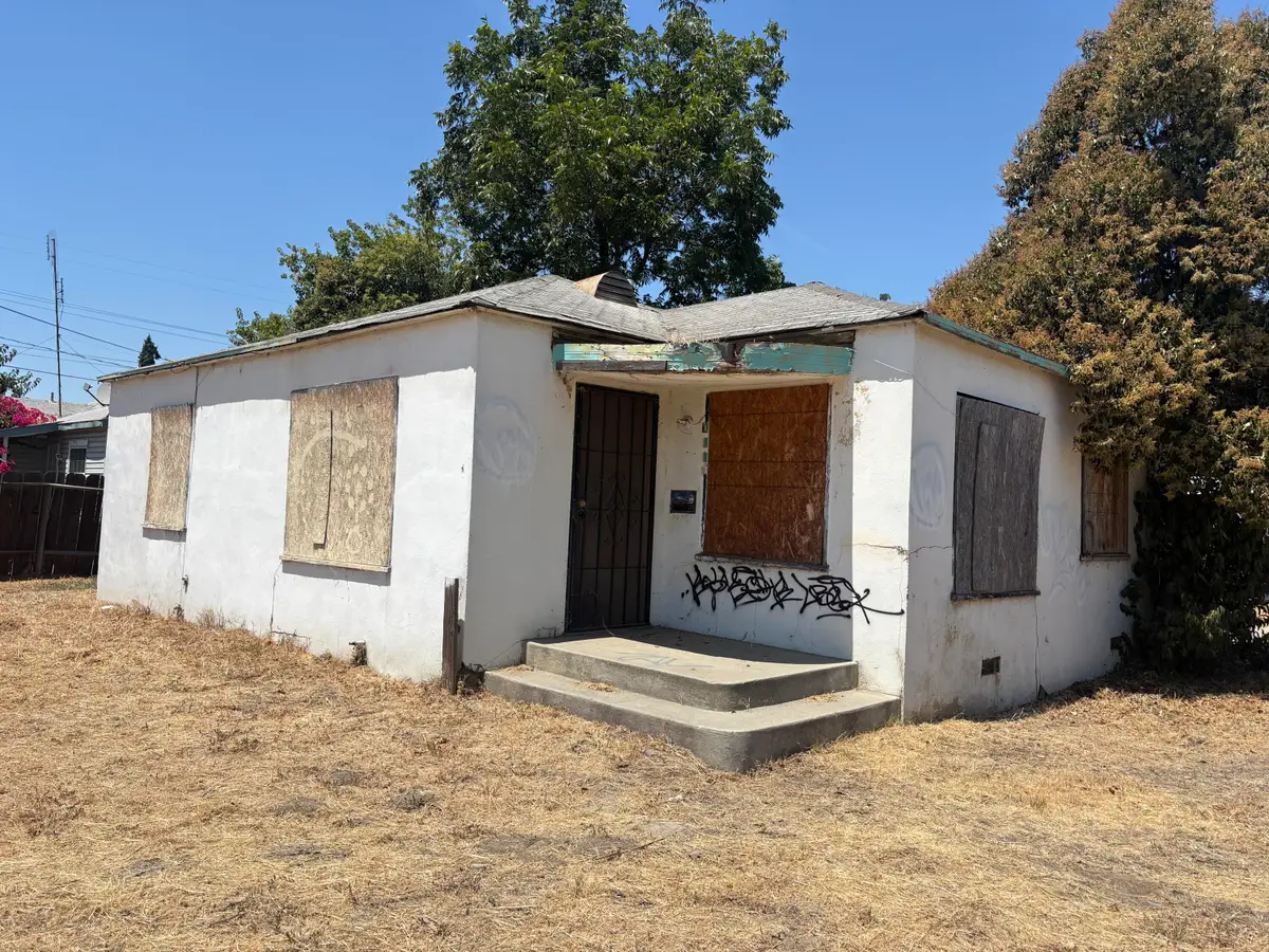 1200 W Inyo Avenue, Tulare, CA 93274 - #1