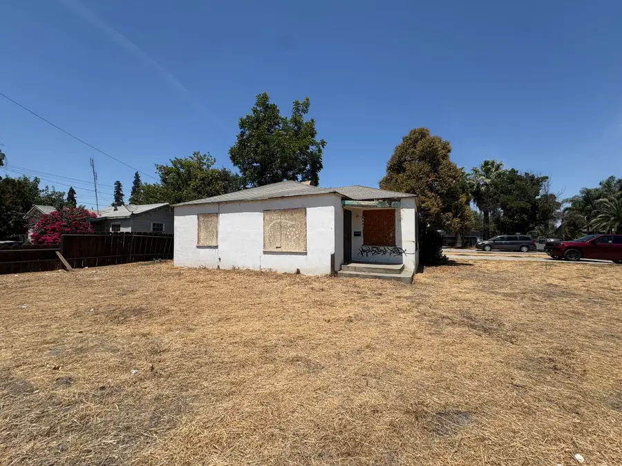 1200 W Inyo Avenue, Tulare, CA 93274 - #2