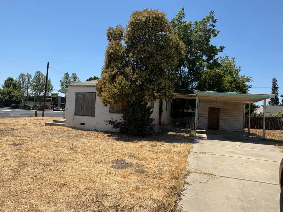 1200 W Inyo Avenue, Tulare, CA 93274 - #3