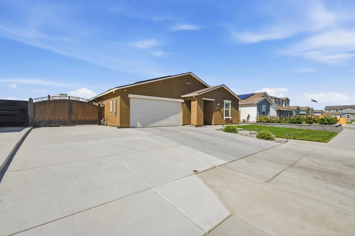 2068 W Madalyn Avenue, Tulare, CA 93274 - #1
