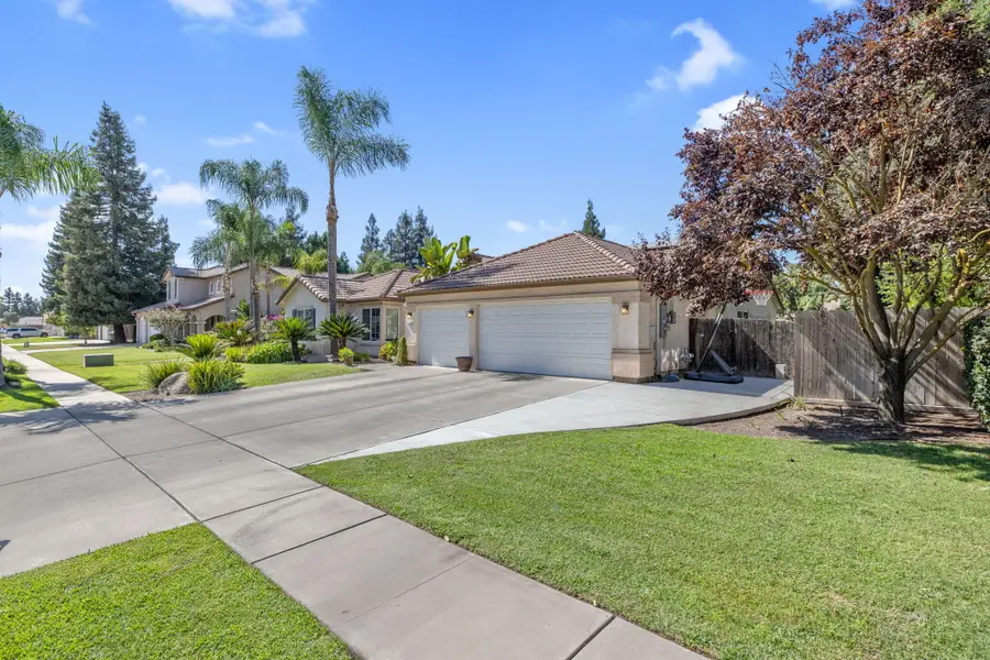 3306 W Taylor Avenue, Visalia, CA 93291 - #2