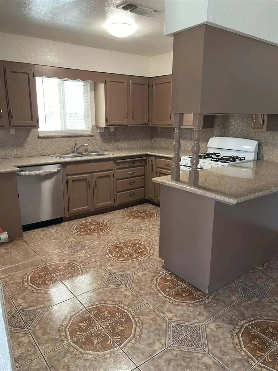 917 Sherman Avenue, Corcoran, CA 93212 - #3
