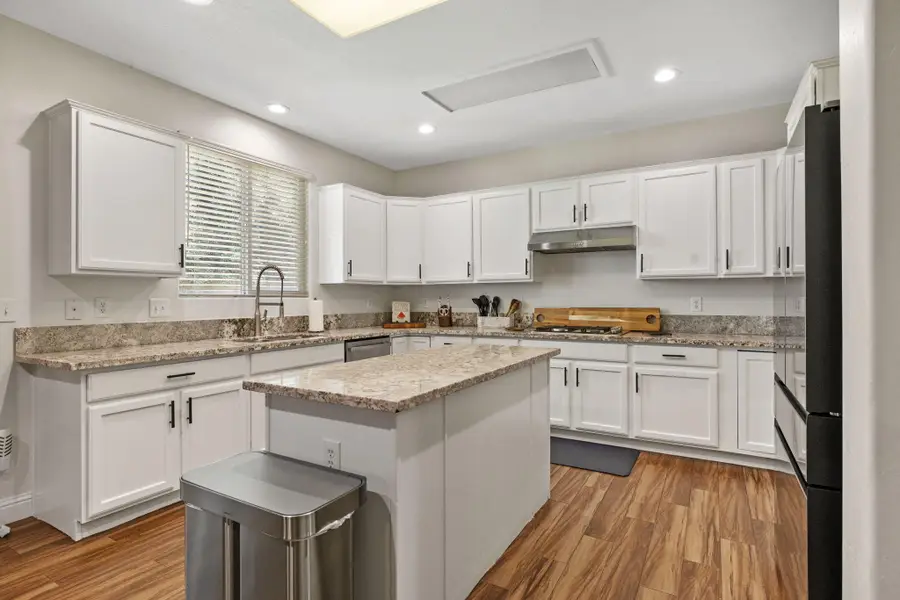 3320 W Glendale Avenue, Visalia, CA 93291 - #3