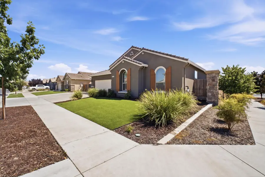 1609 W Lipson Avenue, Visalia, CA 93291 - #2
