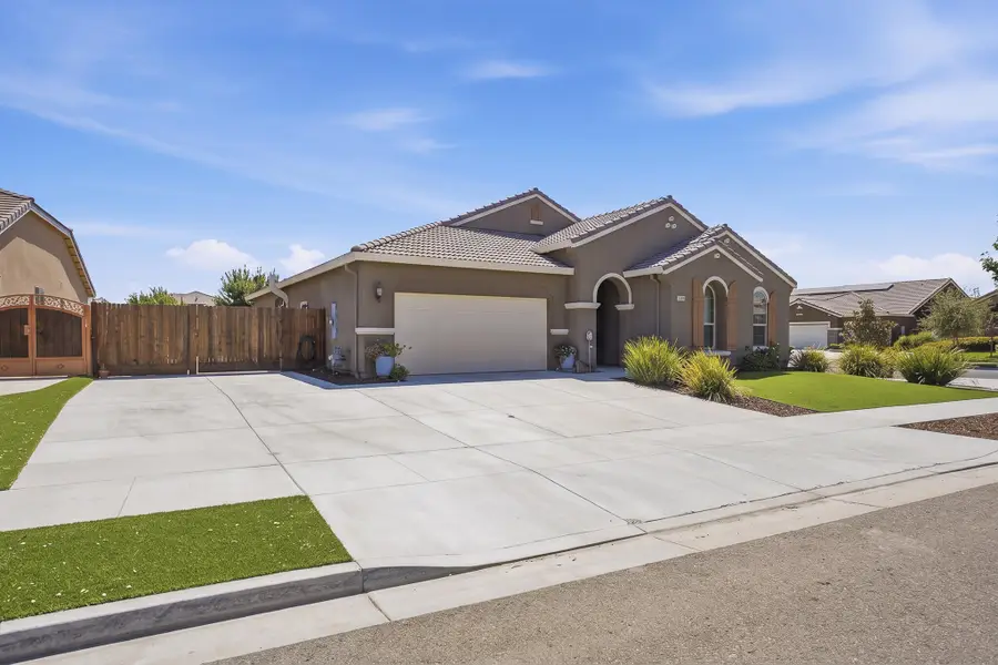 1609 W Lipson Avenue, Visalia, CA 93291 - #3