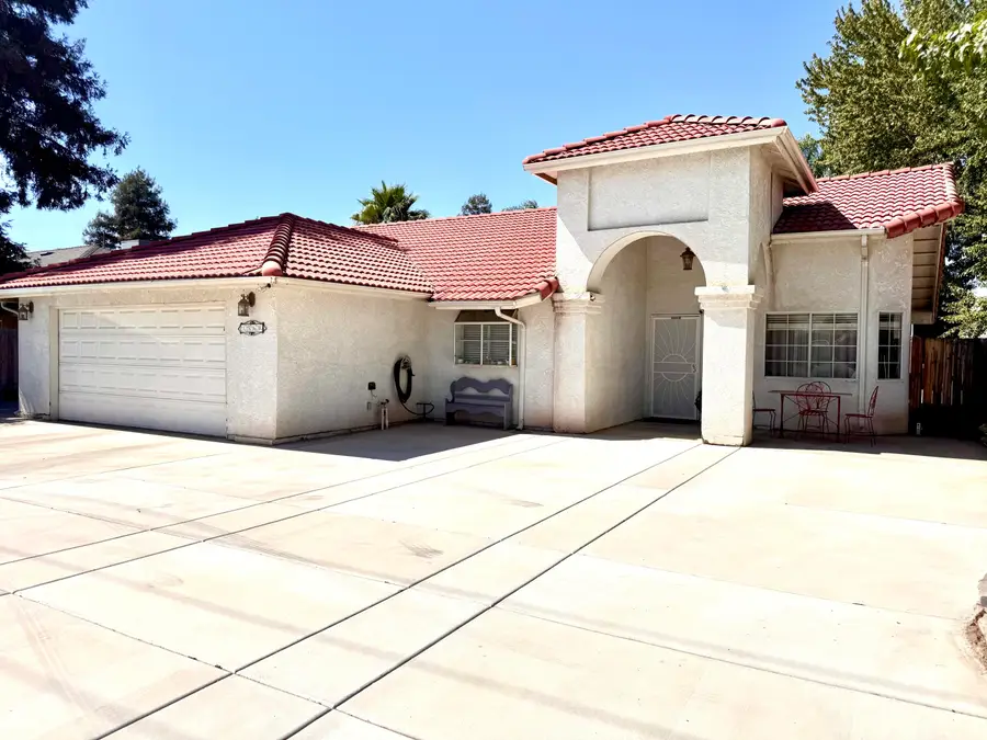 1560 Pioneer Avenue, Porterville, CA 93257 - #2
