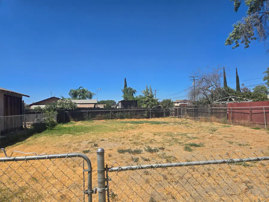 304 W Compton Avenue, Pixley, CA 93256 - #3