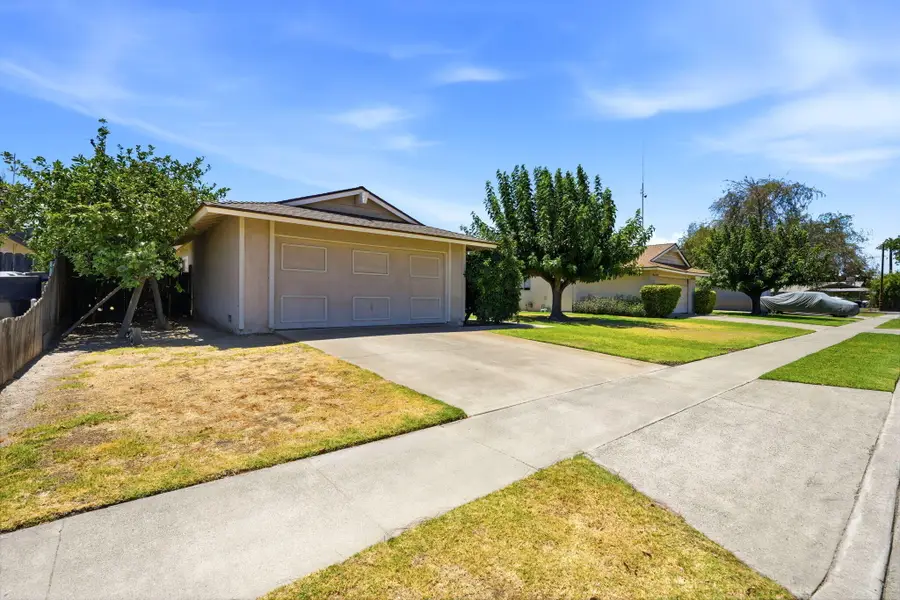 1565 Lark Street, Hanford, CA 93230 - #3