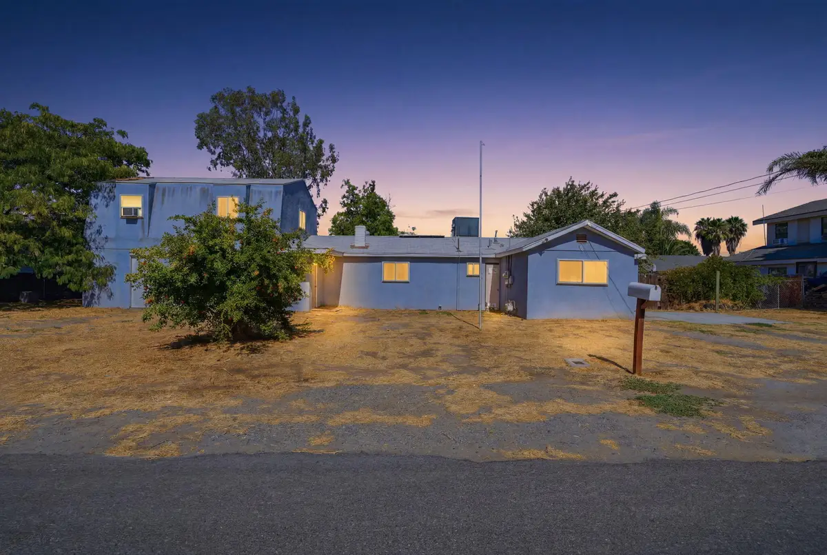 749 S 11th 1/2 Avenue, Hanford, CA 93230 - #1