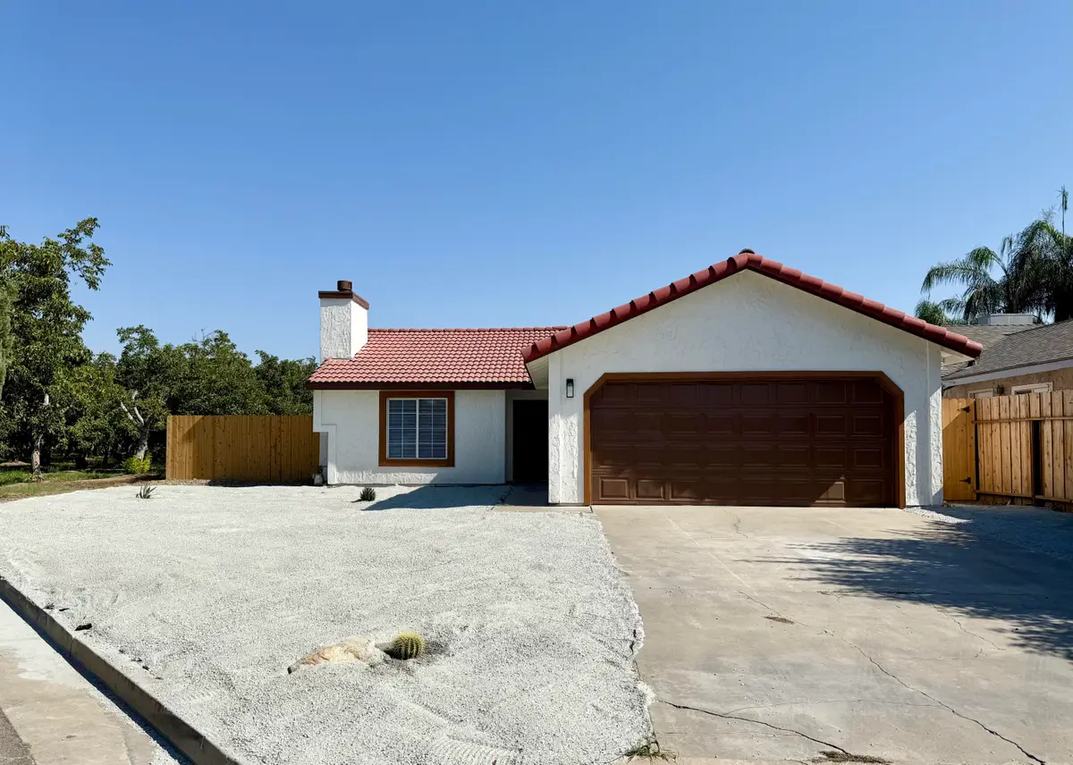 996 W Petunia Street, Farmersville, CA 93223 - #1