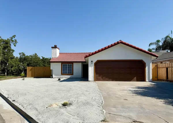 996 W Petunia Street, Farmersville, CA 93223