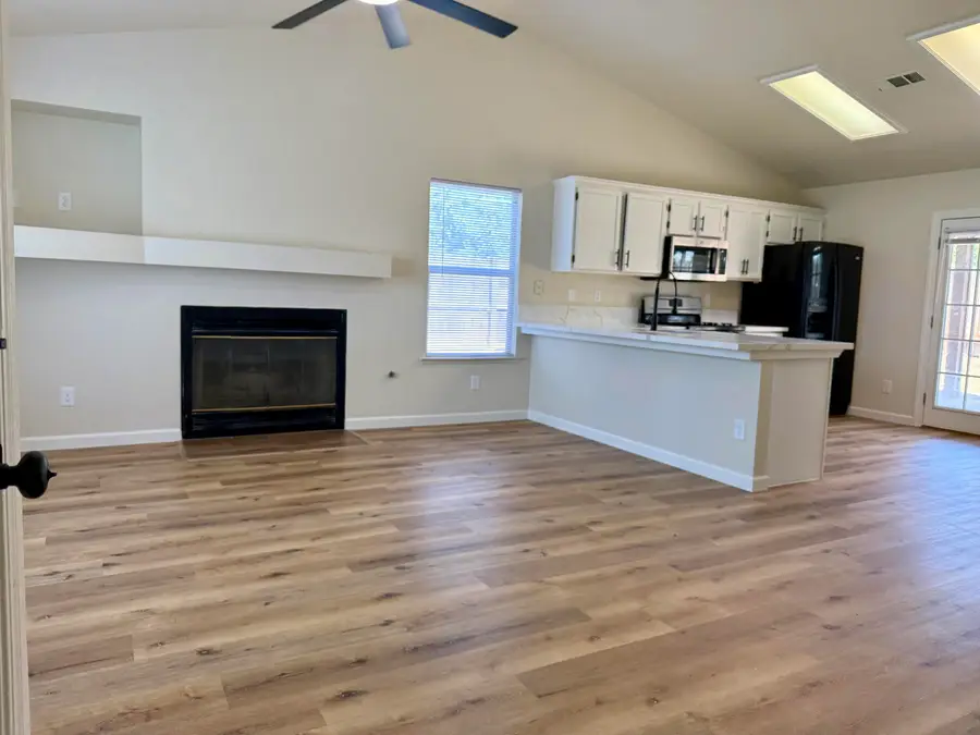 996 W Petunia Street, Farmersville, CA 93223 - #2