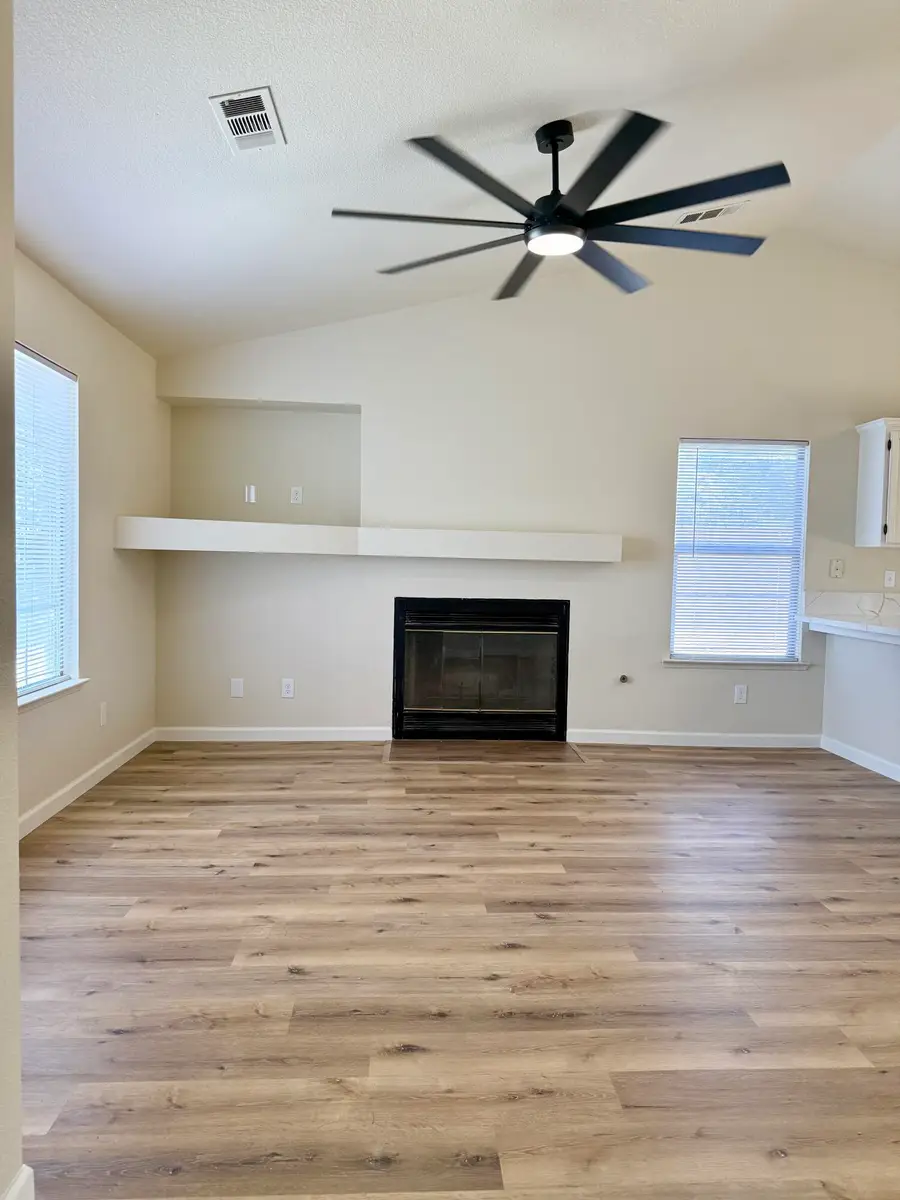 996 W Petunia Street, Farmersville, CA 93223 - #3