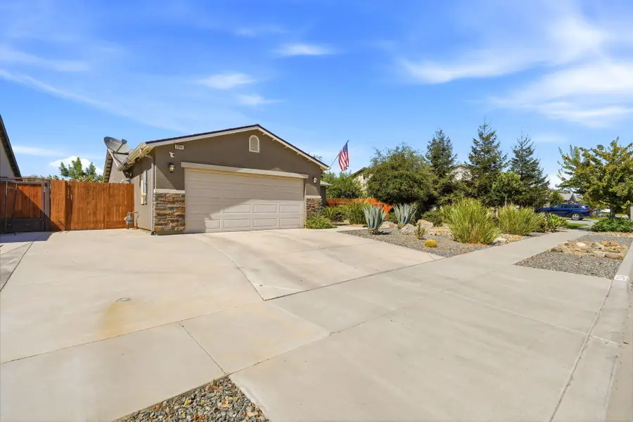 2244 Eldridge Avenue, Tulare, CA 93274 - #2