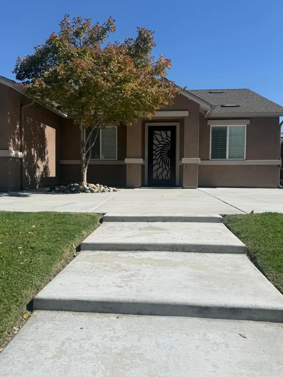 2633 W Prescott Avenue W, Visalia, CA 93291 - #2