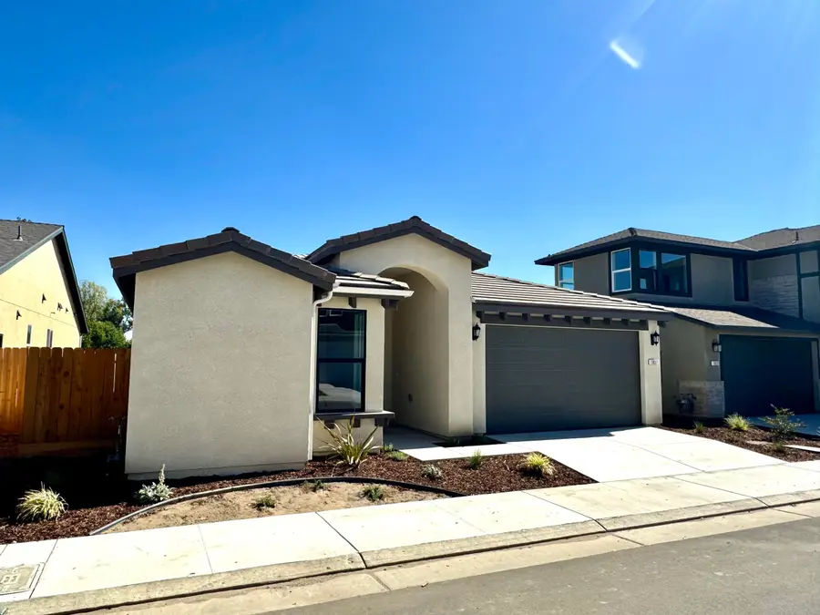 1037 Madrid Avenue, Tulare, CA 93274 - #2