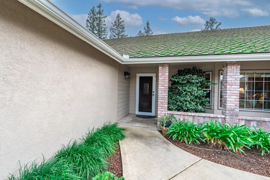 139 E Chestnut Court, Visalia, CA 93277 - #3