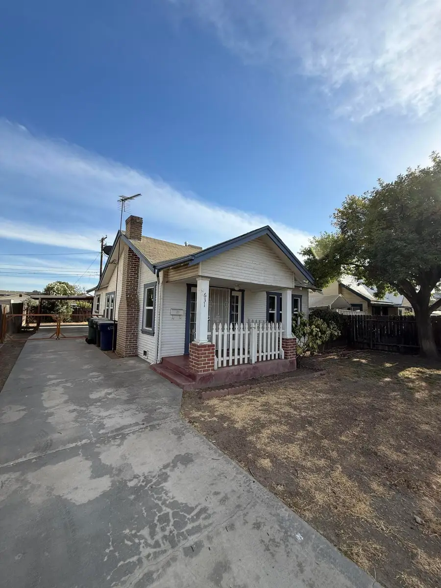 631 E Ventura Avenue, Tulare, CA 93274 - #3