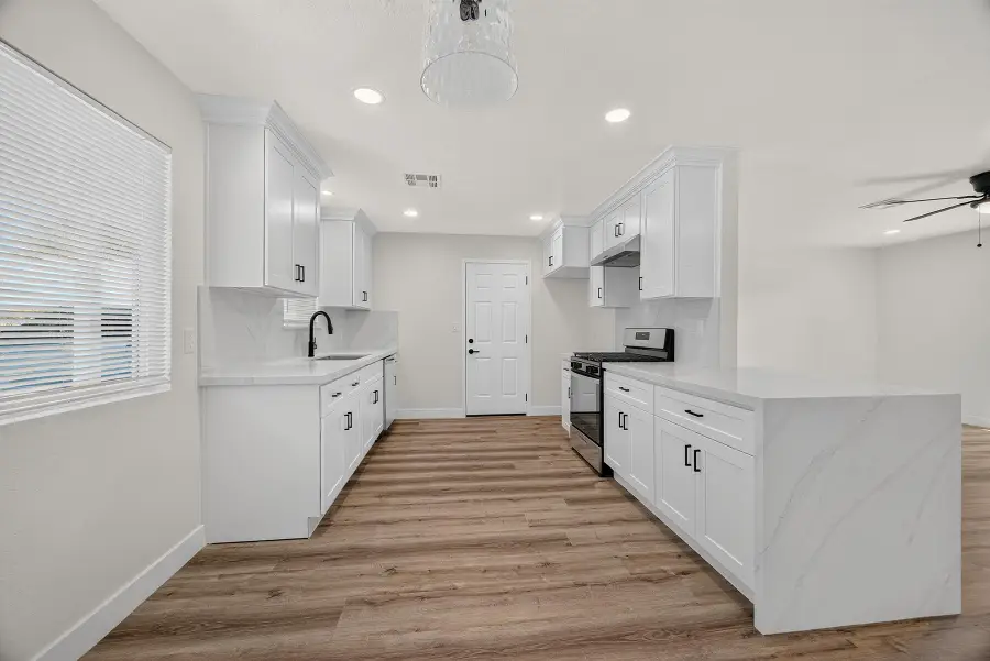 1117 W Wren Avenue, Visalia, CA 93291 - #2