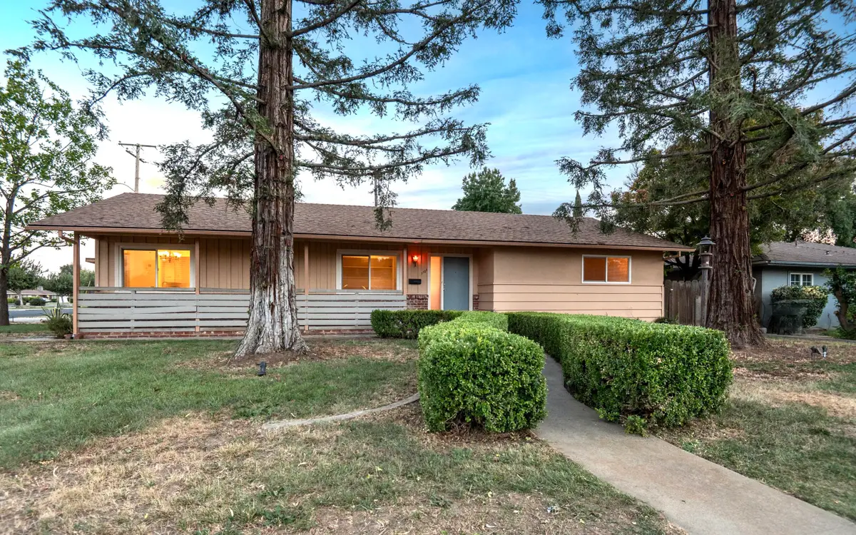 1101 W Laurel Avenue, Visalia, CA 93277 - #1