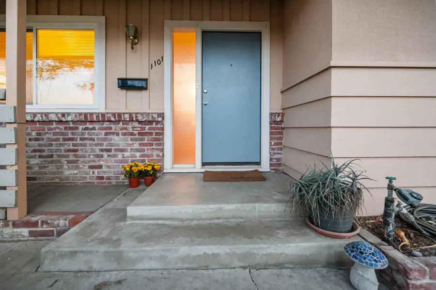 1101 W Laurel Avenue, Visalia, CA 93277 - #3