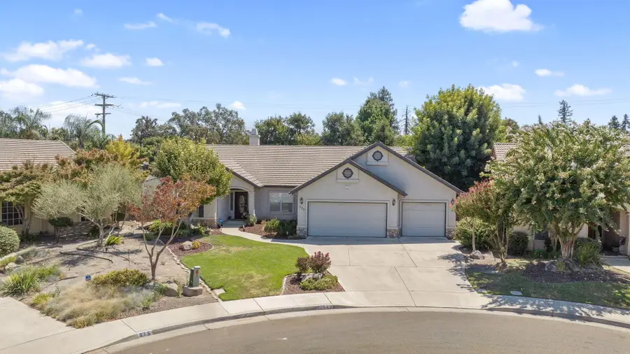 523 W Country Court, Visalia, CA 93277 - #2