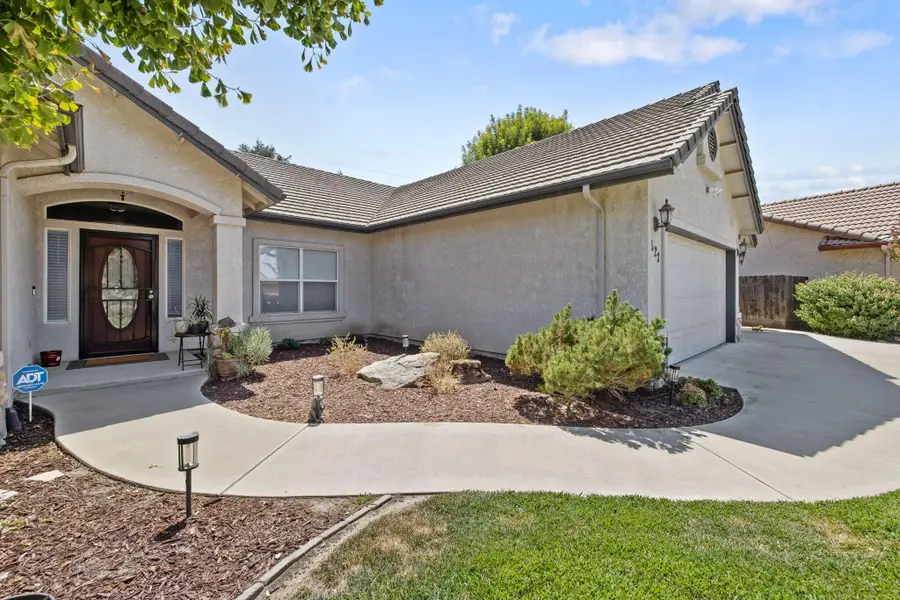 523 W Country Court, Visalia, CA 93277 - #3