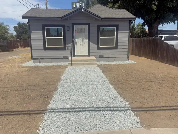 220 W Cross Avenue, Tulare, CA 93274