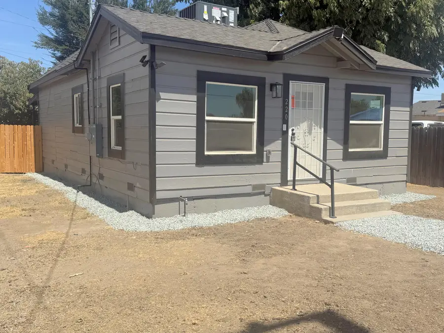 220 W Cross Avenue, Tulare, CA 93274 - #2
