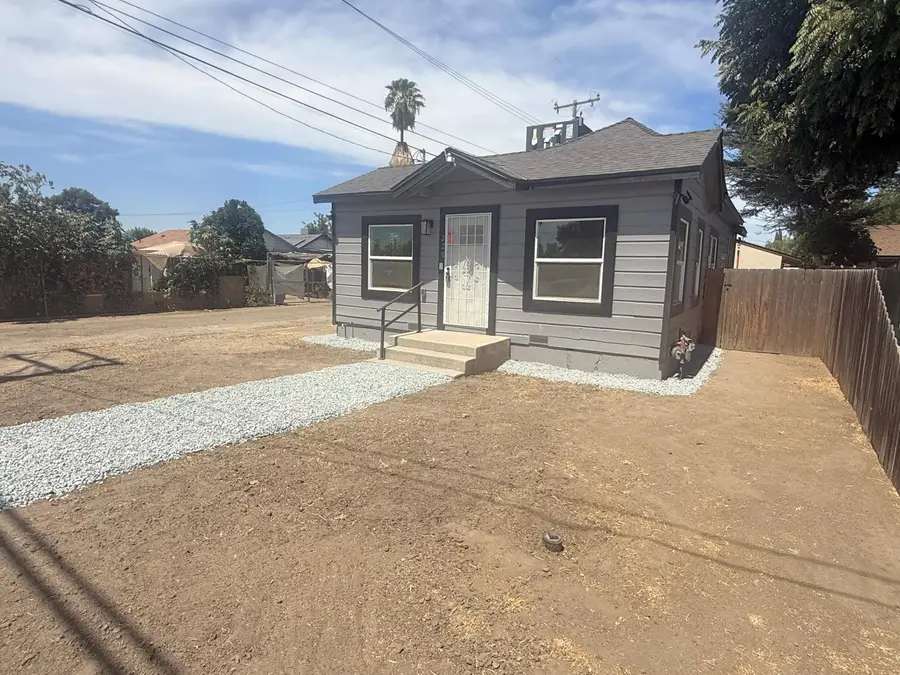 220 W Cross Avenue, Tulare, CA 93274 - #3