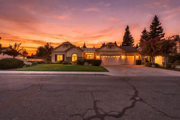 2041 N Peppertree Court, Visalia, CA 93291