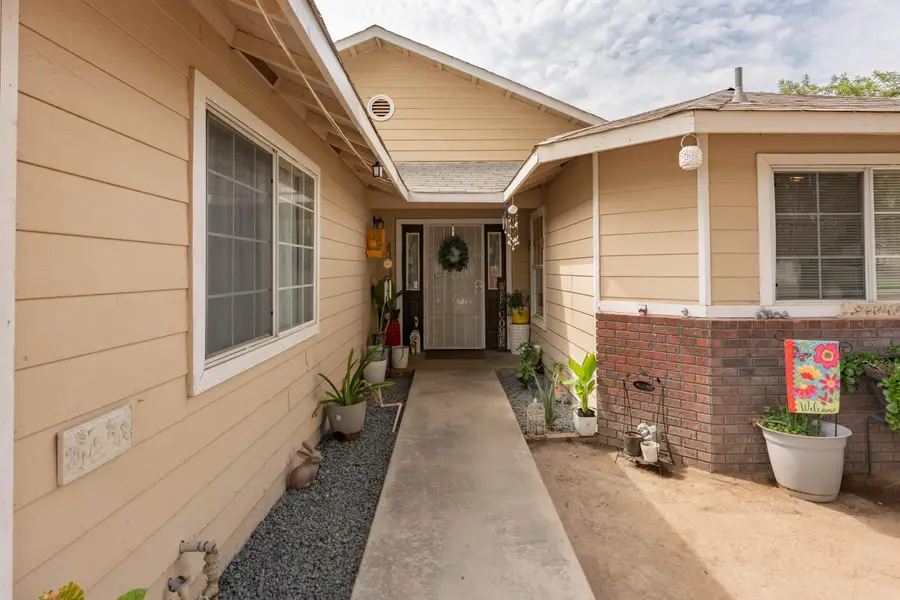 1131 W Madalyn Avenue, Tulare, CA 93274 - #2