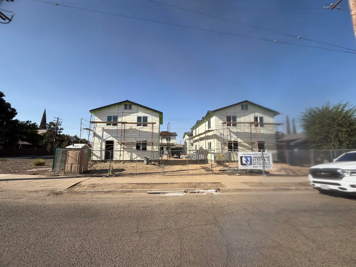 208 E Oak Avenue, Porterville, CA 93257 - #1
