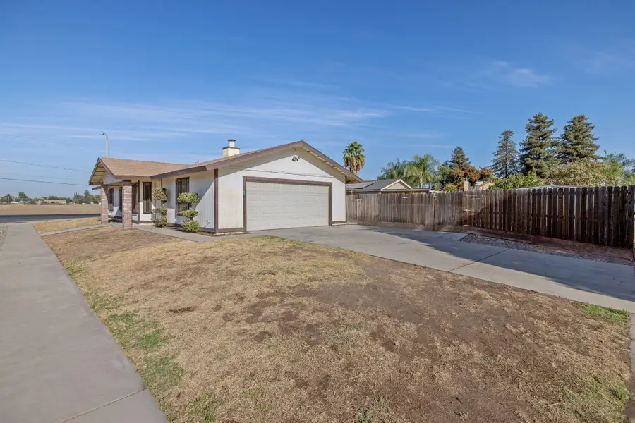 1296 W San Mateo Avenue, Tulare, CA 93274 - #2