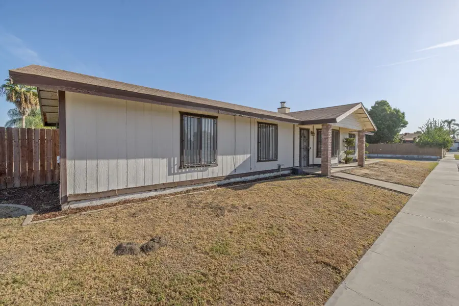 1296 W San Mateo Avenue, Tulare, CA 93274 - #3
