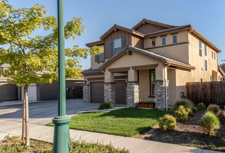 1604 W Porter Avenue, Visalia, CA 93291 - #2