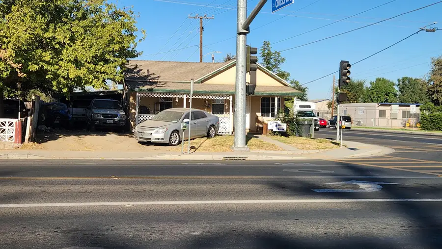 462 N E Street, Tulare, CA 93274 - #2