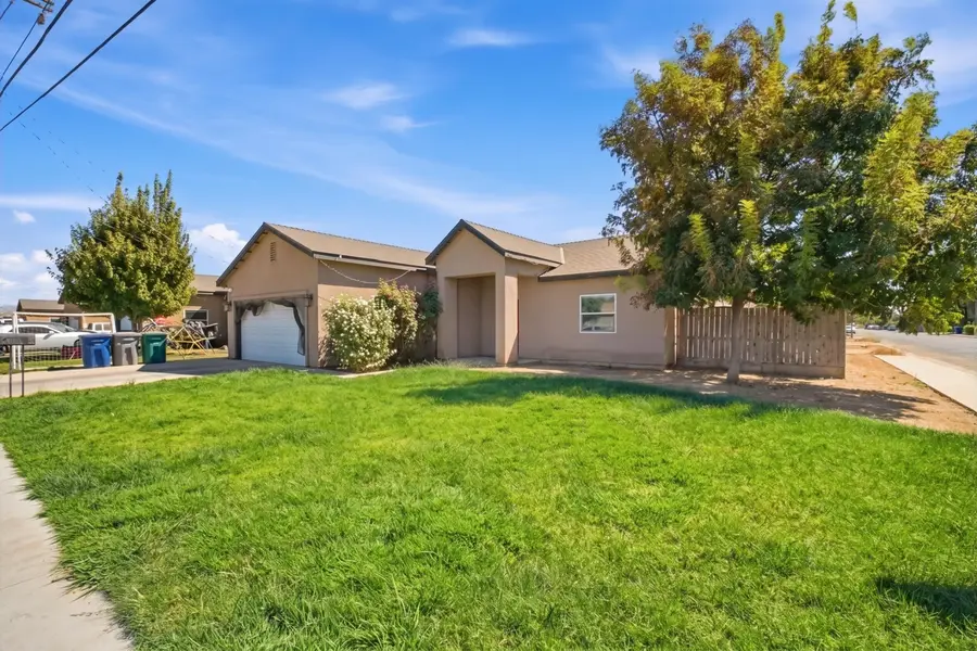 301 E Oakland Street, Farmersville, CA 93223 - #2