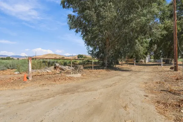 Main Drive, Woodlake, CA 93286
