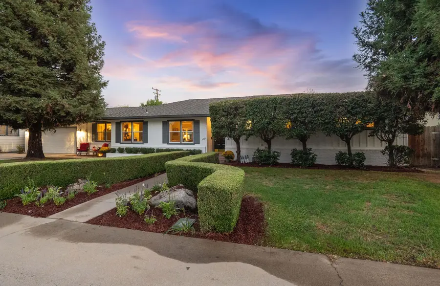1209 W Laurel Avenue, Visalia, CA 93277 - #2